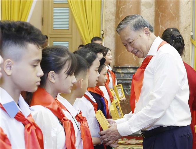 Tổng Bí thư, Chủ tịch nước Tô Lâm tặng bức ảnh “Bác Hồ với thiếu nhi” cho các Đội viên tiêu biểu toàn quốc. Ảnh: Thống Nhất – TTXVN