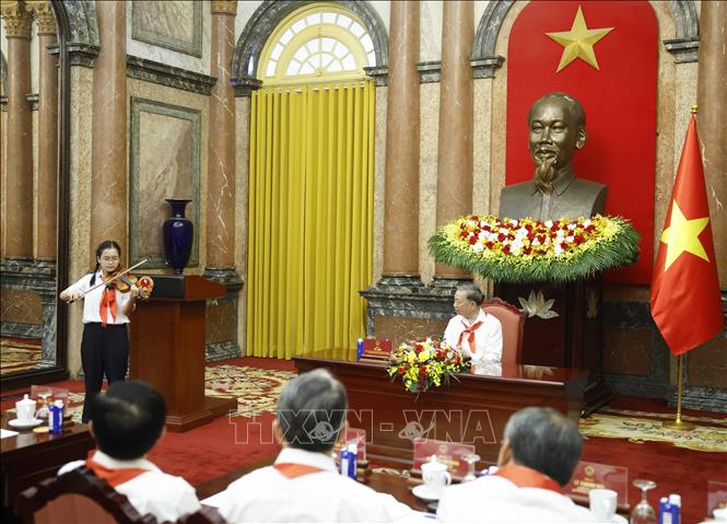 Đội viên tiêu biểu toàn quốc biểu diễn tiết mục văn nghệ . Ảnh: Thống Nhất – TTXVN