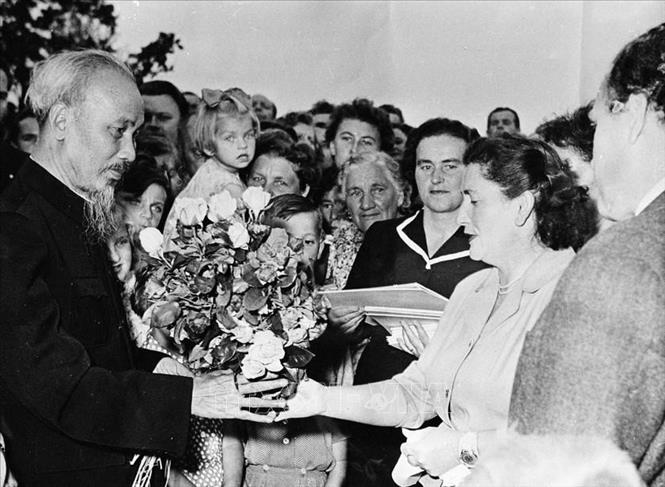 Chủ tịch Hồ Chí Minh với người dân làng Lidice (Tiệp Khắc), nơi bị tàn phá trong Chiến tranh thế giới thứ II (18/7/1957). Ảnh: TTXVN