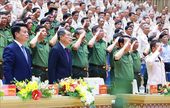 Thủ tướng Lê Minh Hưng và các đại biểu dự Lễ đón nhận Danh hiệu Anh hùng Lực lượng vũ trang nhân dân của Công an thành phố Hải Phòng. Ảnh: Dương Giang - TTXVN
