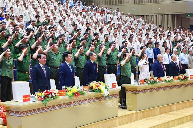 Thủ tướng Lê Minh Hưng và các đại biểu dự Lễ đón nhận Danh hiệu Anh hùng Lực lượng vũ trang nhân dân của Công an thành phố Hải Phòng. Ảnh: Dương Giang - TTXVN
