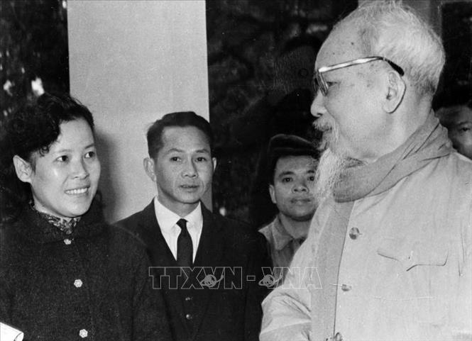 Chủ tịch Hồ Chí Minh dặn dò nữ phóng viên VNTTX Tuệ Oanh (Ban biên tập Tin trong nước) cách viết tin trong dịp đưa tin về bầu cử Quốc hội khóa III (1964). Ảnh: Tư liệu TTXVVN