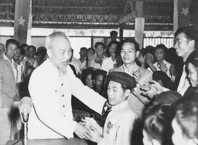 Tại Hội nghị Thanh niên xã hội chủ nghĩa khu Việt Bắc, Chủ tịch Hồ Chí Minh thăm hỏi chiến sĩ thi đua Phạm Trung Pồn, tuy bị mù cả hai mắt nhưng có nhiều sáng kiến cải tiến nông cụ (13/3/1960). Ảnh: Tư liệu/TTXVN phát