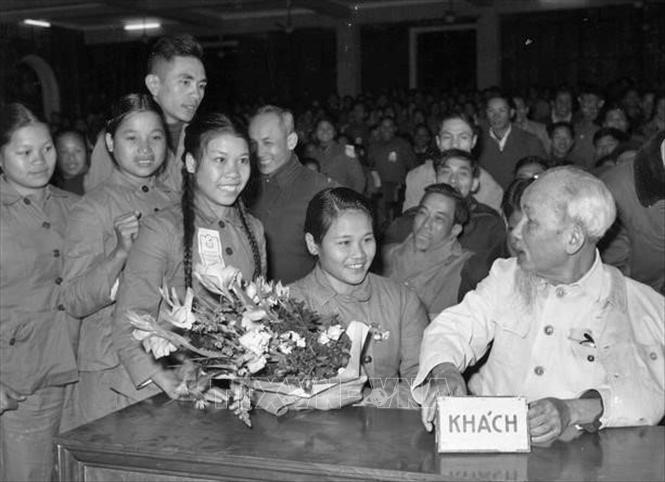 Chủ tịch Hồ Chí Minh nói chuyện với các đại biểu thanh niên tiêu biểu dự Đại hội thi đua Thanh niên xung phong chống Mỹ, cứu nước toàn miền Bắc tháng 1/1967. Ảnh: Thế Trung - TTXVN