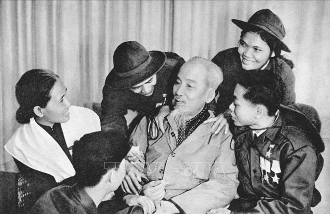 Chủ tịch Hồ Chí Minh với các Anh hùng, dũng sĩ miền Nam ra thăm miền Bắc (28/2/1969). Ảnh: Tư liệu TTXVN