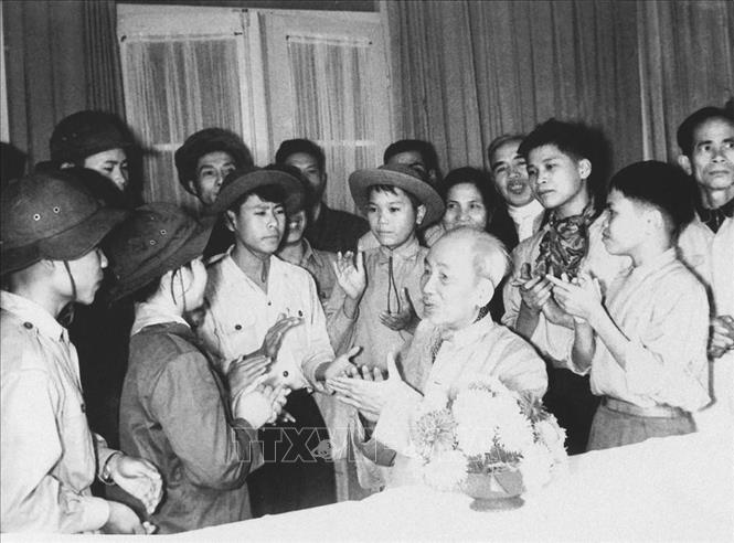 Bác Hồ với các cháu thiếu nhi dũng sĩ miền Nam ra thăm miền Bắc (13/2/1969). Ảnh: Tư liệu TTXVN