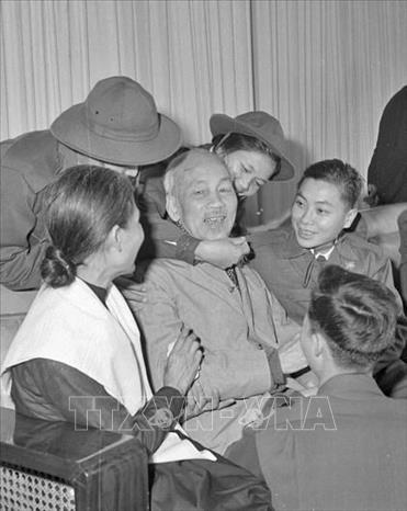 Chủ tịch Hồ Chí Minh không chỉ là tấm gương của một vĩ nhân, một lãnh tụ cách mạng vĩ đại, ở Người còn tỏa sáng hình ảnh rất đỗi giản dị, khiêm tốn, gần gũi nhân dân. Trong ảnh: Bác Hồ tiếp và nói chuyện với đoàn đại biểu Mặt trận dân tộc giải phóng miền Nam Việt Nam ra thăm miền Bắc từ ngày 28/2/1969 đến ngày 20/3/1969 như người Cha gặp các con. Ảnh: Vũ Tín - TTXVN