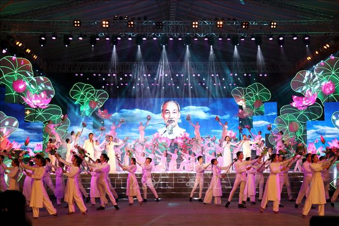 Tiết mục văn nghệ “Hồ Chí Minh đẹp nhất tên Người” kỷ niệm Ngày sinh Chủ tịch Hồ Chí Minh (19/5) và Ngày Bác Hồ ra đi tìm đường cứu nước (5/6) tại Thành phố Hồ Chí Minh, 19/5/2019. Ảnh: Thanh Vũ - TTXVN