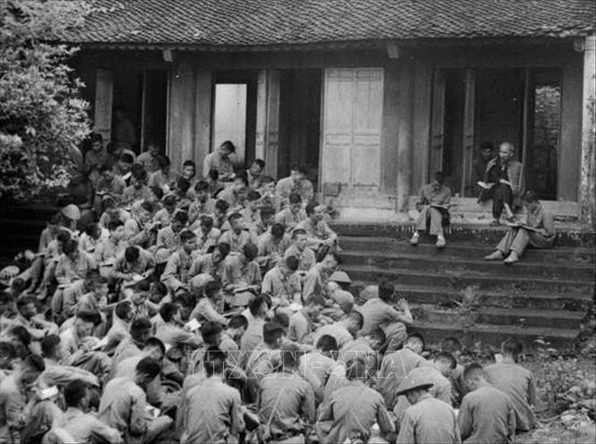 Ngày 19/9/1954, tại sân Đền Giếng, trong khu Di tích Hùng, tại núi Nghĩa Lĩnh, xã Hy Cương, huyện Lâm Thao, Phú Thọ, Chủ tịch Hồ Chí Minh căn dặn các chiến sỹ Đại đoàn quân Tiên phong trước khi đơn vị tiến về giải phóng Thủ Đô: 
