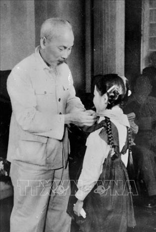 Chủ tịch Hồ Chí Minh luôn qua tâm đến sự nghiệp giáo dục, đề cao nhiệm vụ của nhà trường và đoàn thể trong việc đào tạo và bồi dưỡng nhân tài, thế hệ tương lai cho đất nước. Ảnh: Tư liệu TTXVN