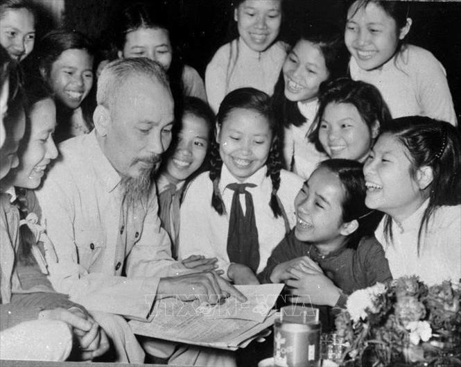 Học sinh THCS Trưng Vương Hà Nội đến chúc thọ Chủ tịch Hồ Chí Minh (5/1956). Ảnh: TTXVN