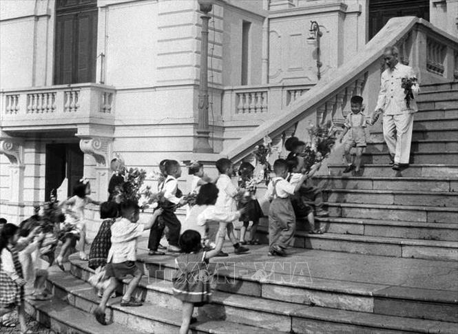 Bác Hồ luôn quan tâm đến thiếu nhi và dành tình cảm đặc biệt cho thế hệ tương lai của đất nước. Trong ảnh: Nhân ngày quốc tế thiếu nhi 1/6, tối ngày 31/5/1969, đại biểu thiếu nhi Thủ đô đã đến Phủ Chủ tịch thăm và biểu diễn văn nghệ chào mừng Bác. Ảnh: TTXVN