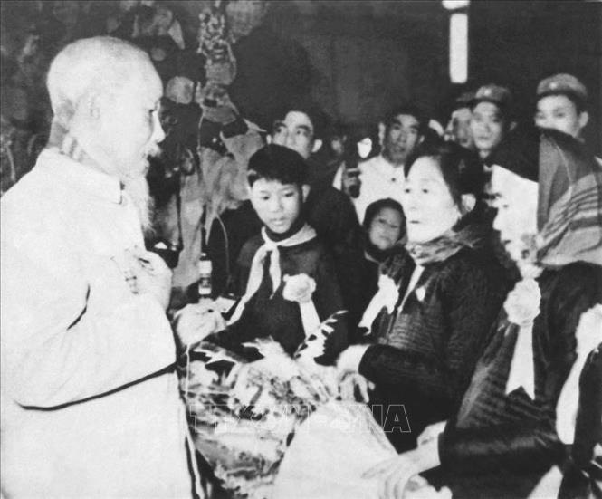 Chủ tịch Hồ Chí Minh hỏi chuyện mẹ Nguyễn Thị Suốt, người anh hùng đã chèo đò đưa bộ đội qua sông Nhật Lệ, tỉnh Quảng Bình, dưới bom đạn Mỹ (30/12/1966). Ảnh: Tư liệu TTXVN