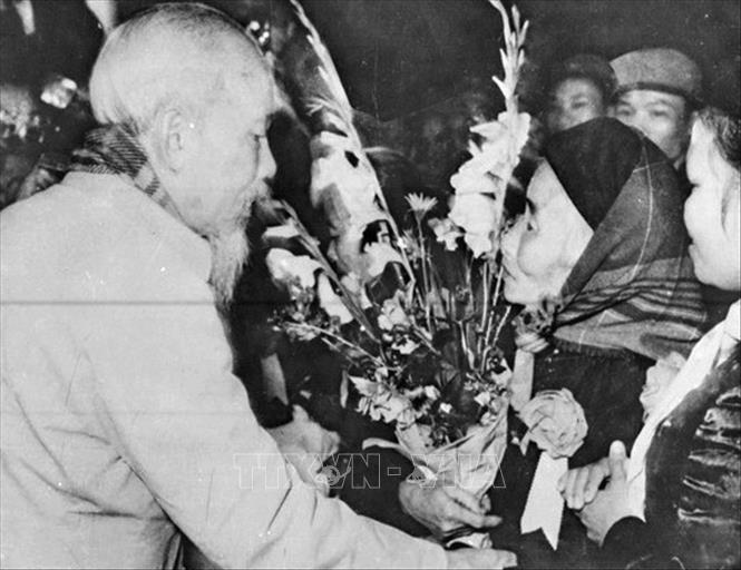 Chủ tịch Hồ Chí Minh tặng hoa cho cụ Đào Thị Phấn ở Cao Bằng (có con đi bộ đội), tại Đại hội Liên hoan Anh hùng, Chiến sỹ thi đua toàn quốc lần thứ V năm 1966. Ảnh: TTXVN