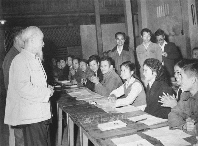 Chủ tịch Hồ Chí Minh kêu gọi thi đua toàn dân, toàn diện, động viên hàng triệu người và mọi ngành, mọi cấp trong cả nước hăng hái thi đua, cùng tạo nên sức mạnh tổng hợp. Trong ảnh: Chủ tịch Hồ Chí Minh thăm lớp học bổ túc văn hóa và kỹ thuật buổi tối của công nhân Nhà máy ô tô “1-5”, lá cờ đầu của phong trào bổ túc văn hóa ngành Công nghiệp Hà Nội (19/12/1963). Ảnh: Tư liệu TTXVN