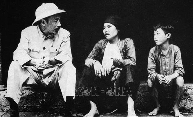 Bác Hồ trò chuyện với dân làng Lâm Xuyên, tỉnh Bắc Giang, sau phong trào Cải cách ruộng đất năm 1955. Ảnh: Tư liệu/TTXVN phát