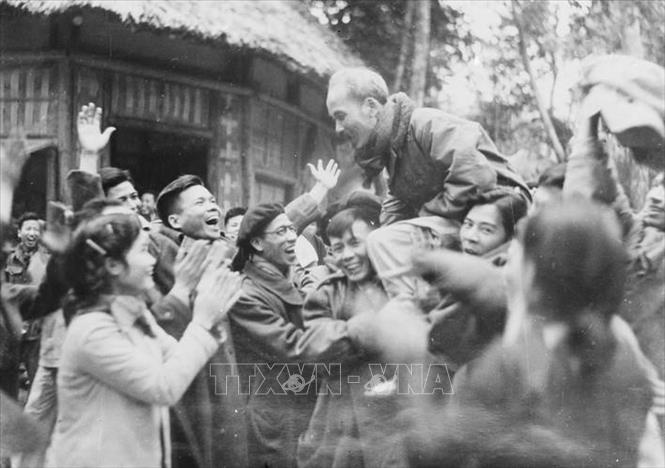 Chủ tịch Hồ Chí Minh với các đại biểu Đại hội thống nhất Việt minh - Liên Việt năm 1951. Ảnh: Tư liệu TTXVN