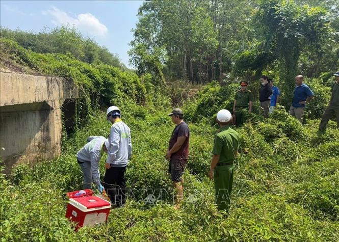 Trung tâm Kỹ thuật Tài nguyên và Môi trường, Chi nhánh khu vực Bình Phước thuộc Sở Nông nghiệp và Môi trường thành phố Đồng Nai phối hợp với các đơn vị liên quan lấy mẫu nước thải để giám định, phân tích phục vụ công tác xử lý theo quy định. Ảnh: TTXVN phát
