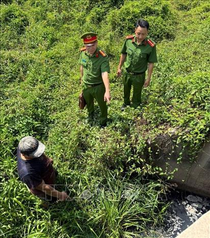 Đoàn kiểm tra phát hiện Công ty TNHH MTV Lộc Thành Phát xả thải trực tiếp ra môi trường. Ảnh: TTXVN phát