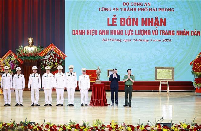 Thủ tướng Lê Minh Hưng tặng bức tượng 