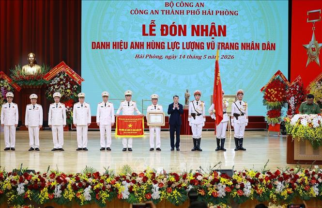 Thủ tướng Lê Minh Hưng trao Danh hiệu Anh hùng Lực lượng vũ trang nhân dân cho Công an thành phố Hải Phòng. Ảnh: Dương Giang-TTXVN
