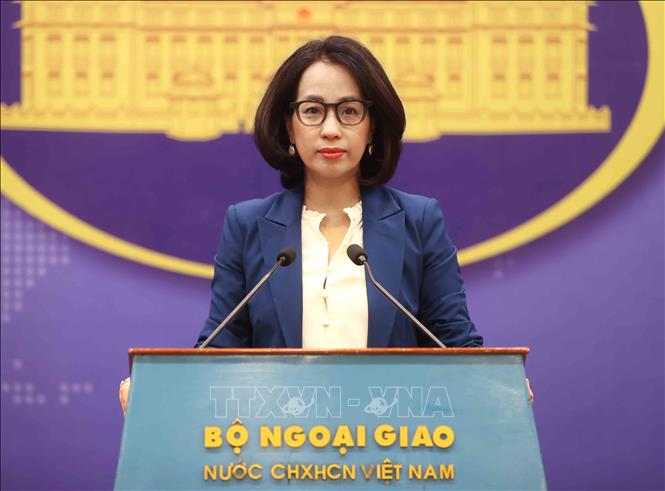 Người Phát ngôn Bộ Ngoại giao Phạm Thu Hằng trả lời câu hỏi của các phóng viên tại buổi họp báo. Ảnh: An Đăng - TTXVN