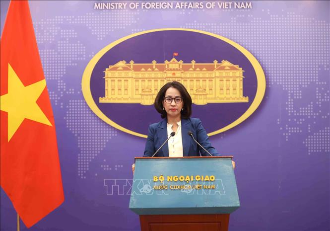 Người Phát ngôn Bộ Ngoại giao Phạm Thu Hằng trả lời câu hỏi của các phóng viên tại buổi họp báo. Ảnh: An Đăng - TTXVN