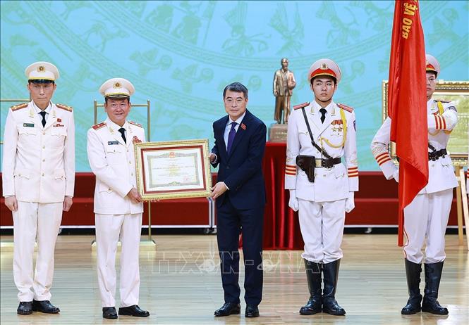 Thủ tướng Lê Minh Hưng trao Danh hiệu Anh hùng Lực lượng vũ trang nhân dân cho Công an thành phố Hải Phòng. Ảnh: Dương Giang-TTXVN