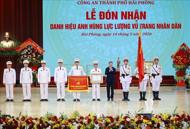 Thủ tướng Lê Minh Hưng trao Danh hiệu Anh hùng Lực lượng vũ trang nhân dân cho Công an thành phố Hải Phòng. Ảnh: Dương Giang-TTXVN