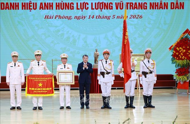 Thủ tướng Lê Minh Hưng trao Danh hiệu Anh hùng Lực lượng vũ trang nhân dân cho Công an thành phố Hải Phòng. Ảnh: Dương Giang-TTXVN