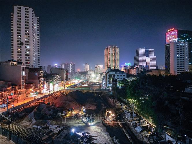 Công nhân cùng nhiều thiết bị, máy móc khẩn trương thi công các hạng mục cầu vượt và nền đường trong điều kiện làm việc 3 ca, 4 kíp liên tục. Ảnh: Lê Đông - TTXVN