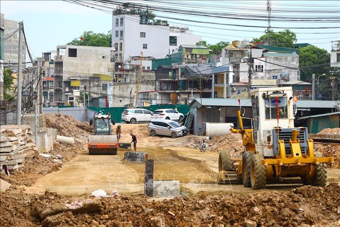 Đơn vị thi công tập trung xử lý và hoàn thiện nền đường nhằm bảo đảm tiến độ dự án Vành đai 1 Hoàng Cầu – Voi Phục. Ảnh: Lê Đông - TTXVN