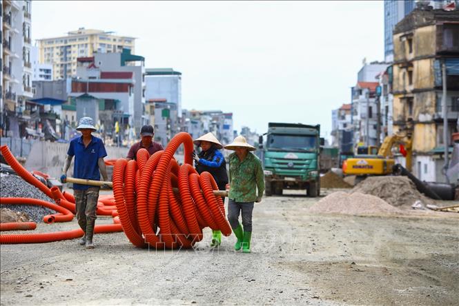 Đơn vị thi công đang triển khai lắp đặt hệ thống ống cáp HDPE trên tuyến Vành đai 1 đoạn Hoàng Cầu – Voi Phục nhằm hoàn thiện hạ tầng kỹ thuật đồng bộ. Ảnh: Lê Đông - TTXVN