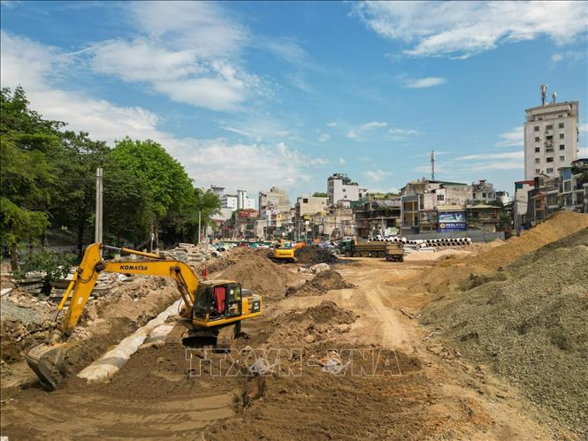 Tranh thủ thời tiết thuận lợi, các đơn vị thi công duy trì hoạt động liên tục cả ngày lẫn đêm tại dự án Vành đai 1 Hoàng Cầu – Voi Phục. Ảnh: Lê Đông - TTXVN