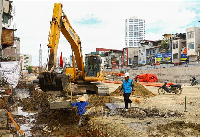Công nhân thi công ga thu nước mặt tại dự án Vành đai 1 nhằm bảo đảm tiến độ hoàn thiện toàn tuyến. Ảnh: Lê Đông - TTXVN