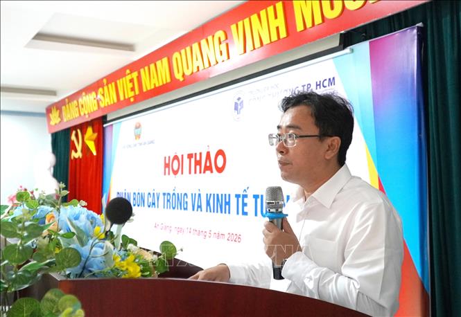 Phó Chủ tịch Thường trực Hội Nông dân tỉnh An Giang Lâm Quốc Toàn phát biểu. Ảnh: Văn Sĩ - TTXVN 