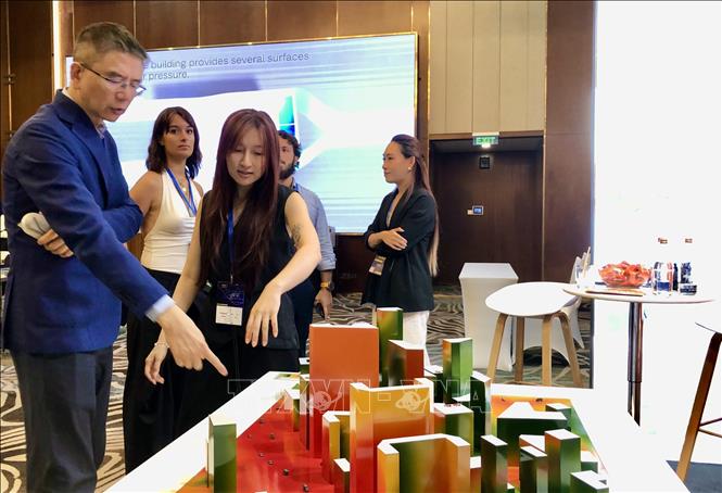 Doanh nghiệp giới thiệu những công trình tiêu biểu của đô thị bền vững tại Diễn đàn. Ảnh: Mỹ Phương – TTXVN. 