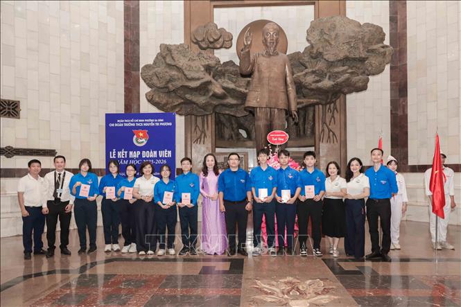 Đoàn viên chụp ảnh lưu niệm dưới chân tượng Bác Hồ tại Bảo tàng Hồ Chí Minh. Ảnh: Phan Phương – TTXVN