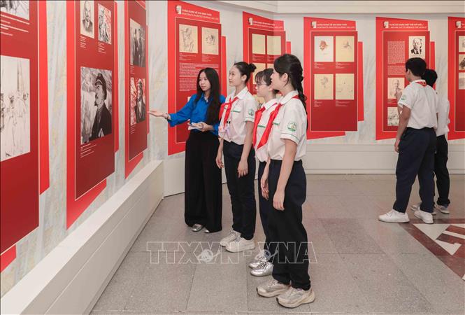 Học sinh tham quan, tìm hiểu về cuộc đời Chủ tịch Hồ Chí Minh. Ảnh: Phan Phương – TTXVN