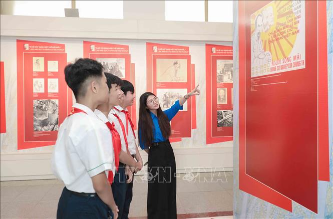 Học sinh tham quan, tìm hiểu về cuộc đời Chủ tịch Hồ Chí Minh. Ảnh: Phan Phương – TTXVN