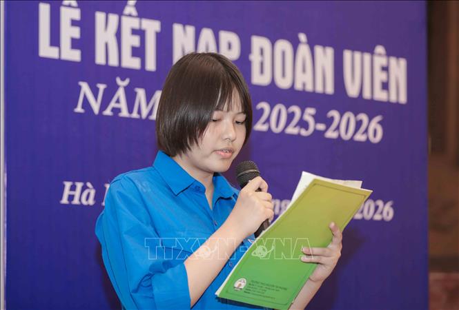 Tại Bảo tàng Hồ Chí Minh, em Ngô Phương Nhung, trường THCS Nguyễn Tri Phương, đại diện cho các học sinh tiêu biểu đọc đơn xin vào Đoàn. Ảnh: Phan Phương – TTXVN
