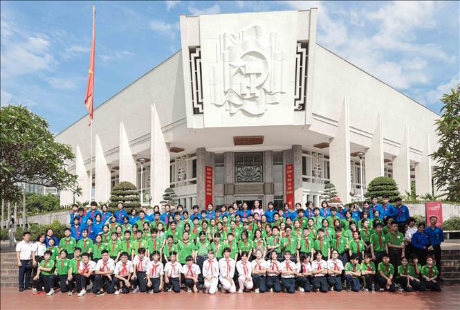 Đoàn viên, Đội viên tiêu biểu chụp ảnh lưu niệm tại Bảo tàng Hồ Chí Minh. Ảnh: Phan Phương – TTXVN