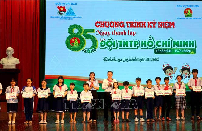 Trao bảng tượng trưng hỗ trợ 20 góc học tập cho học sinh có hoàn cảnh khó khăn. Ảnh: Lê Thúy Hằng – TTXVN 