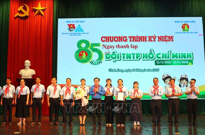 Lãnh đạo Tỉnh Đoàn tặng hoa chúc mừng Ban Chủ nhiệm Câu lạc bộ Phụ trách Đội tỉnh Vĩnh Long. Ảnh: Lê Thúy Hằng – TTXVN