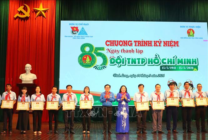 Trao bằng khen của Ban Chấp hành Tỉnh Đoàn cho giáo viên Tổng phụ trách Đội có thành tích xuất sắc trong công tác Đội và phong trào thiếu nhi thời gian qua. Ảnh: Lê Thúy Hằng – TTXVN