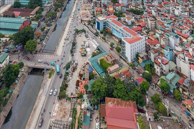 Nhiều công trình dọc tuyến ven sông Kim Ngưu đã được tháo dỡ, tạo mặt bằng phục vụ thi công dự án mở rộng đường Tam Trinh. Ảnh: Phạm Tuấn Anh - TTXVN