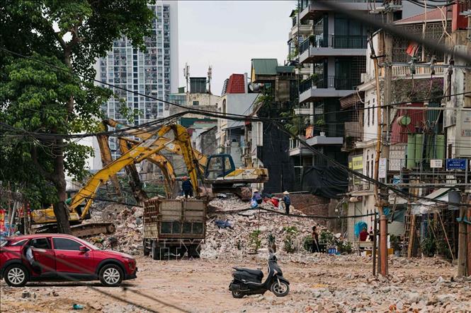 Máy xúc phá dỡ một công trình nằm trong diện giải phóng mặt bằng trên đường Tam Trinh. Ảnh: Phạm Tuấn Anh - TTXVN