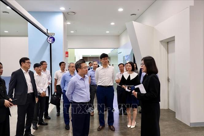 Trưởng Ban Chính sách, chiến lược Trung ương Nguyễn Thanh Nghị thăm, làm việc tại Trung tâm Nghiên cứu và Phát triển Samsung Việt Nam. Ảnh: TTXVN