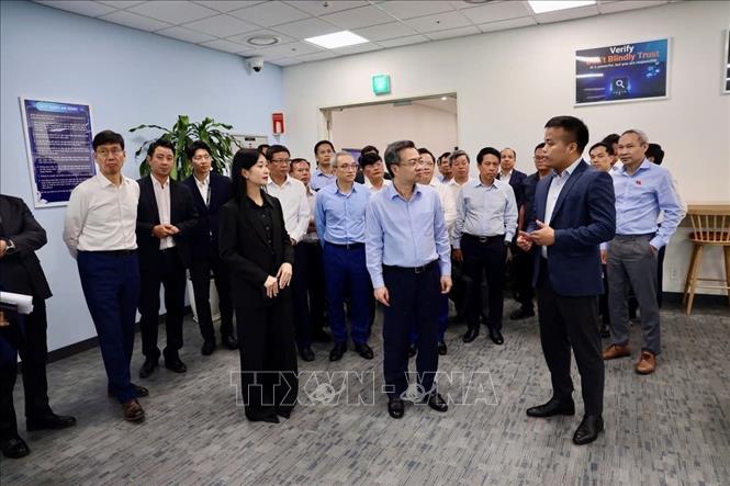 Trưởng Ban Chính sách, chiến lược Trung ương Nguyễn Thanh Nghị cùng đoàn công tác thăm, làm việc tại Trung tâm Nghiên cứu và Phát triển Samsung Việt Nam. Ảnh: TTXVN