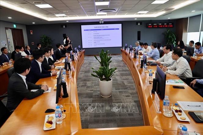 Trưởng Ban Chính sách, chiến lược Trung ương Nguyễn Thanh Nghị cùng đoàn công tác thăm, làm việc tại Trung tâm Nghiên cứu và Phát triển Samsung Việt Nam. Ảnh: TTXVN